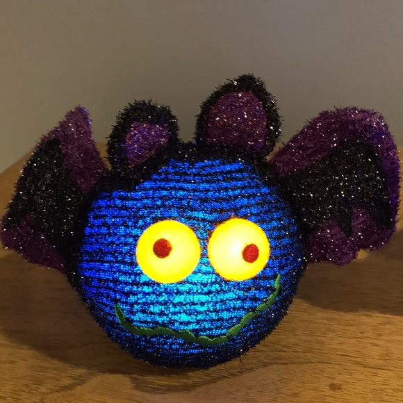 Halloween Light Up Pals, Bat, Like New Not InnOriginal Packaging,Includes 3- AAA - Picture 3 of 11
